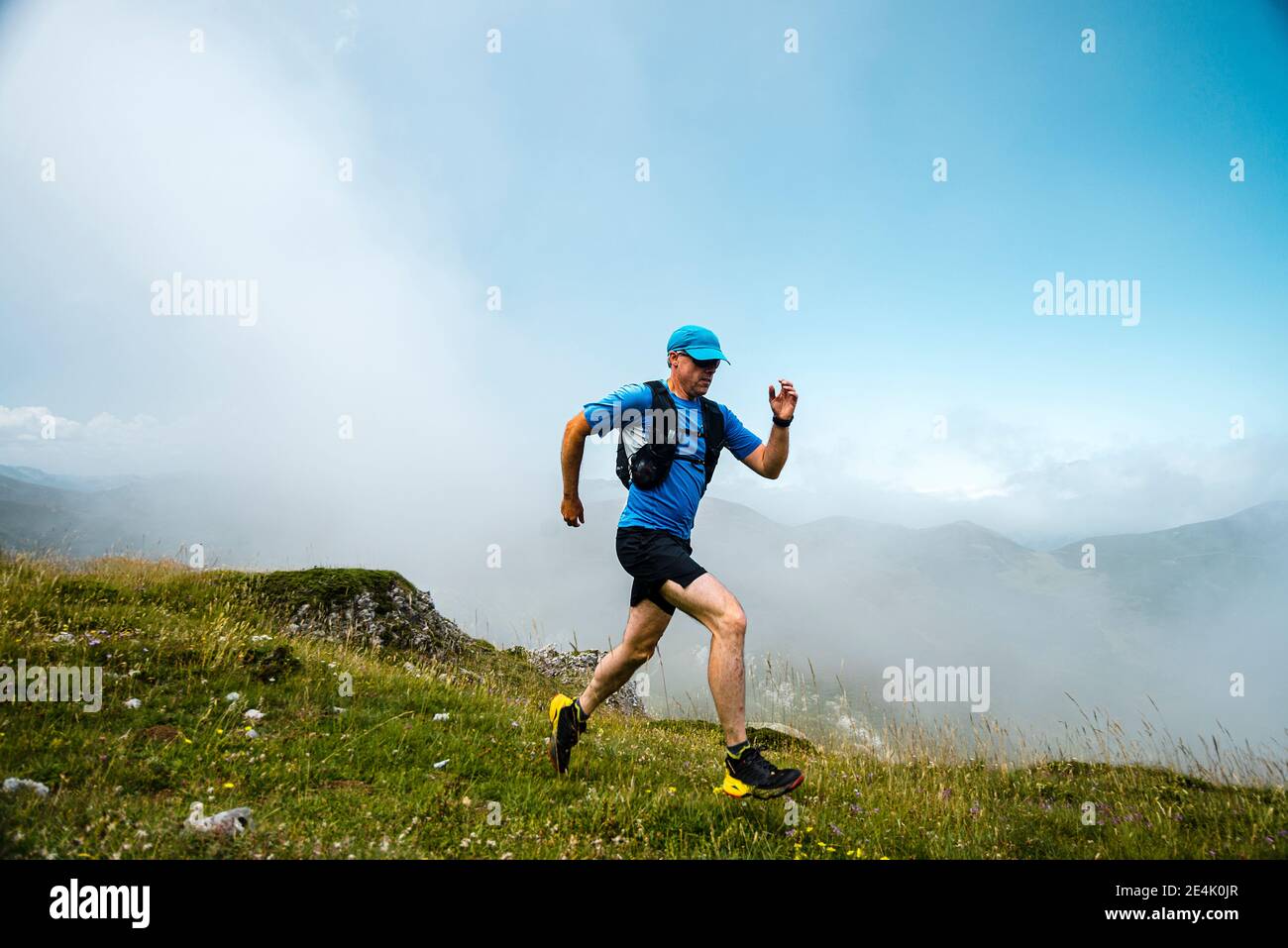 Percorso sportivo maturo che attraversa le montagne foggiose Foto Stock