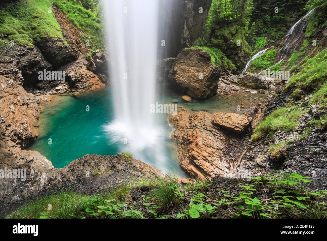 Cascata sul Passo di Klausen, Glarona, Svizzera Foto Stock