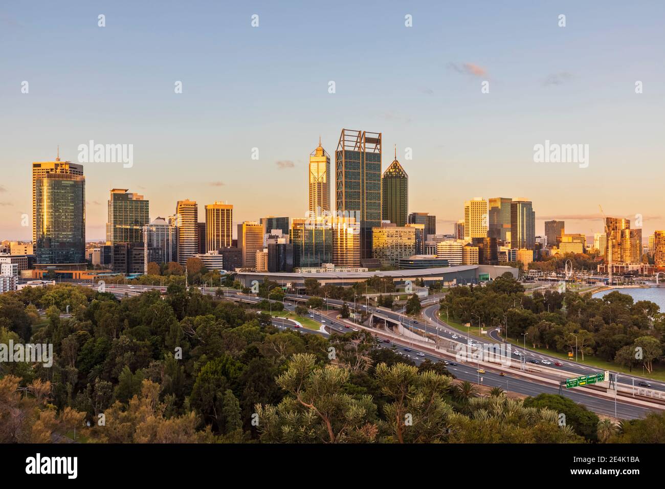 Australia, Australia Occidentale, Perth, Kings Park e Mounts Bay Road al tramonto con skyline della città sullo sfondo Foto Stock