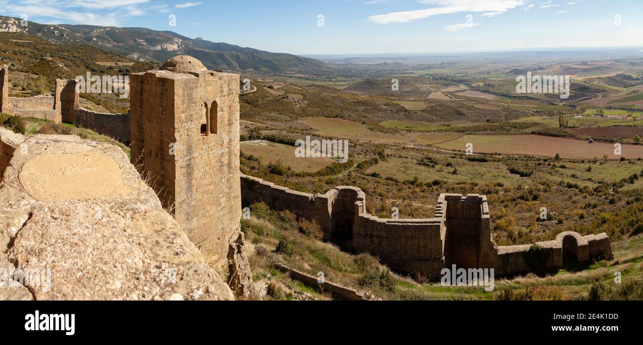 Mura esterne difensive e torre albarrana del castello medievale di Loarre, castello aragonese del 11 ° e 12 ° secolo, architettura romanica s. Foto Stock