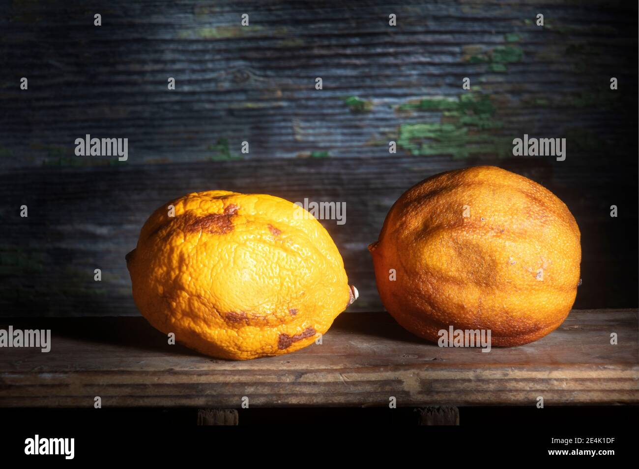 Due limoni secchi in luce Sharp su sfondo di legno, .Macro Shot. Diversa secchezza. Foto Stock