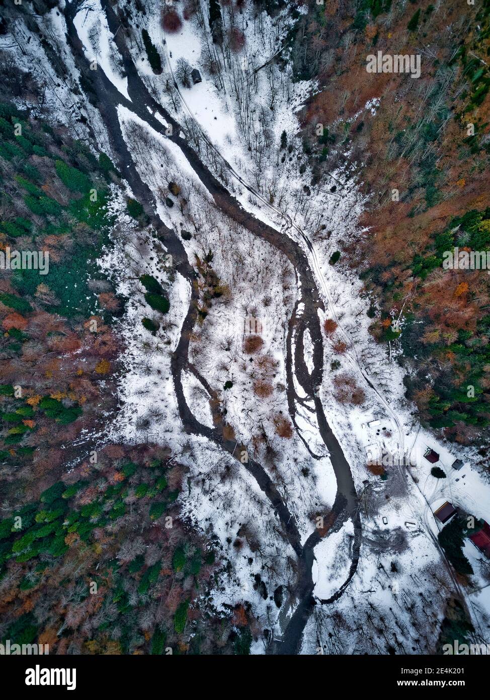 Vista aerea del fiume che scorre attraverso il paesaggio innevato Foto Stock