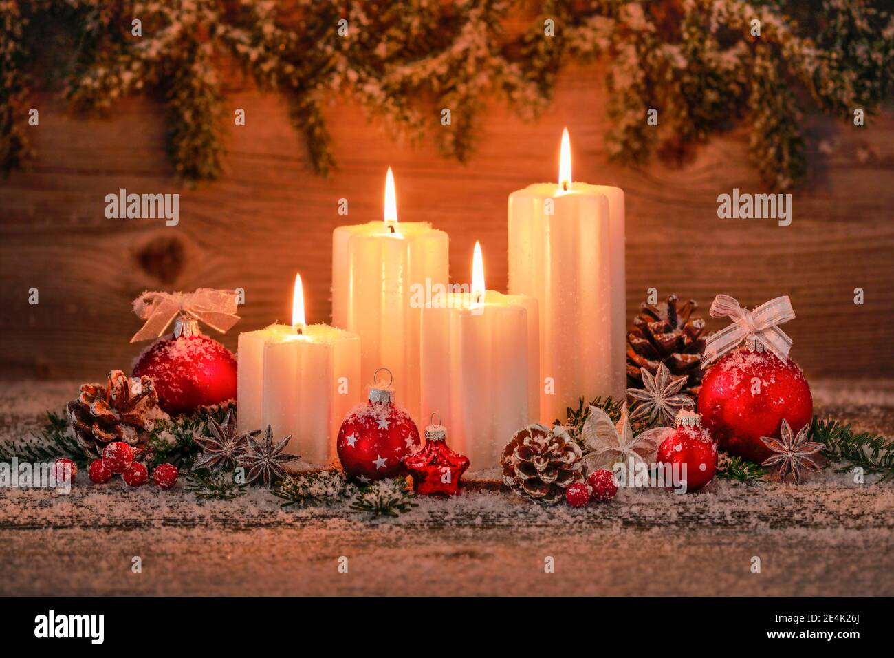 Decorazione naturale dell'avvento con 4 candele che bruciano Foto Stock