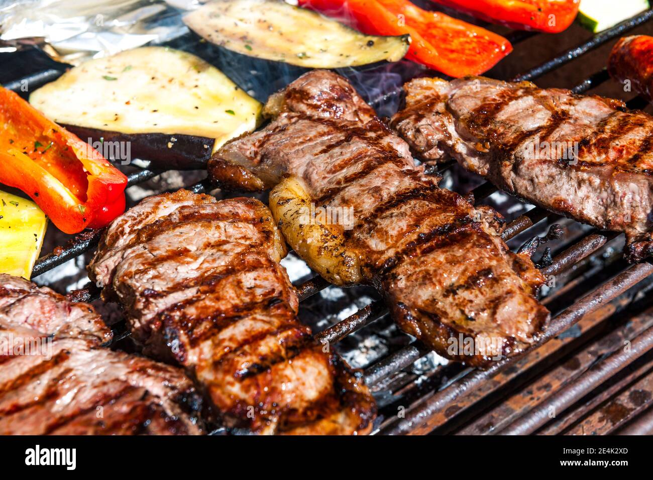 Carne e verdure alla griglia Foto Stock
