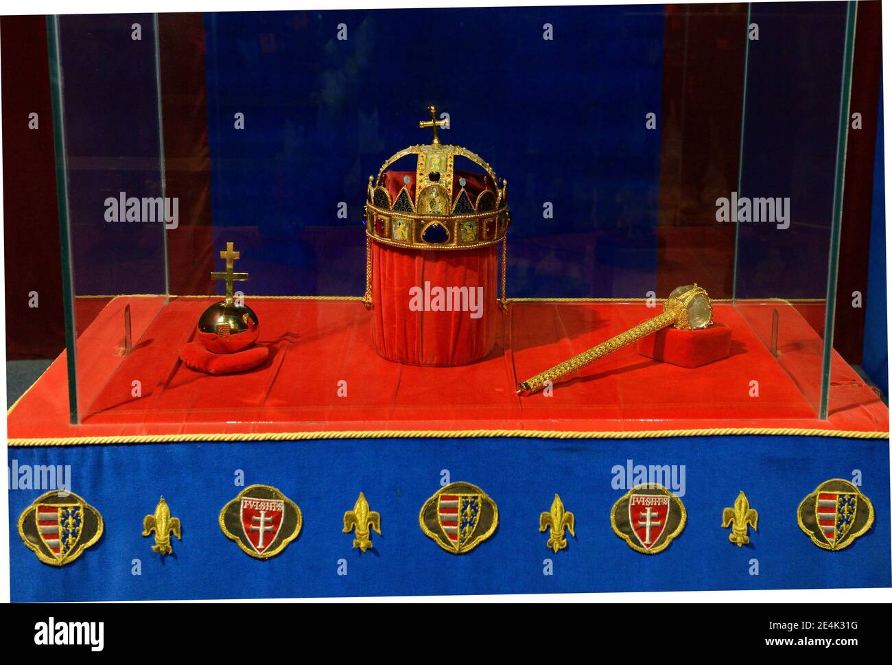 Replica della corona reale ungherese, corona di Santo Stefano, insegne imperiali, castello, Visegrad, Ungheria Foto Stock