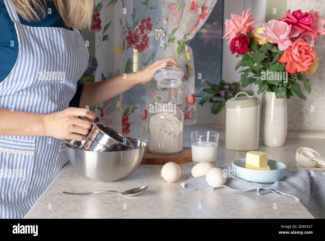 donna che cucina pasta in casa cucina. Ingredienti per la cottura fatta in casa Foto Stock