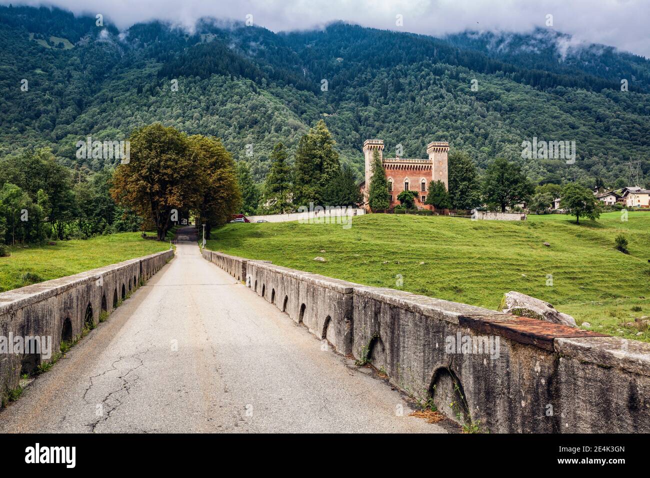 Svizzera, Canton Grigioni, Coltura, Ponte in pietra con Castello di Castelmur sullo sfondo Foto Stock