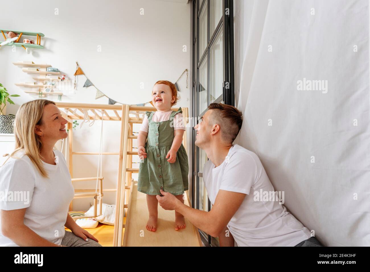 Genitori con la figlia del bambino a casa Foto Stock