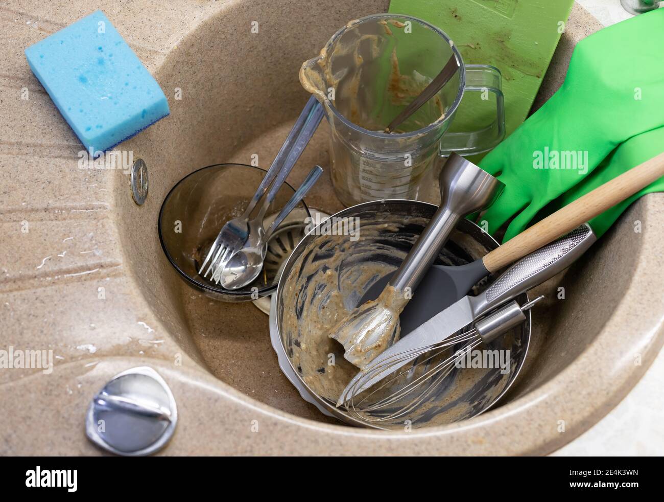 pile di piatti sporchi nel lavandino, guanti in lattice verde e spugna con  detergente liquido Foto stock - Alamy