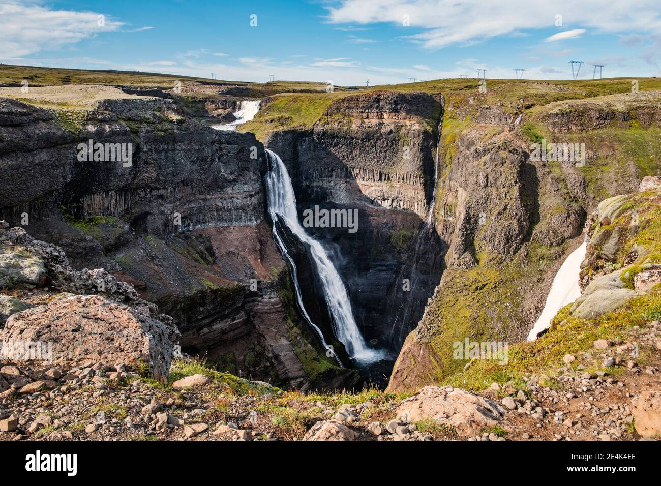 Splendido paesaggio della cascata di Haifoss che scorre tra la montagna a. Islanda Foto Stock