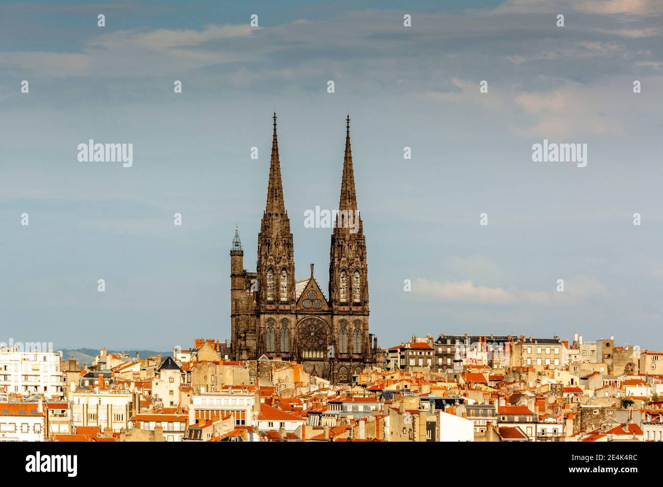 Vista della cattedrale ND de l'Assomption della città di Clermont-Ferrand, dipartimento del Puy de Dome, Auvergne-Rodano-Alpi, Francia Foto Stock