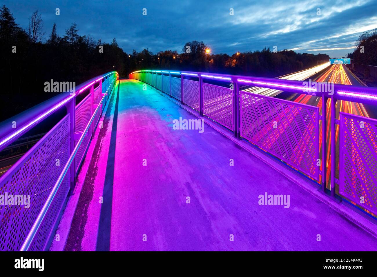 Ponte Rainbow sull'autostrada A 40 in serata, Dortmund, zona Ruhr, Nord Reno-Westfalia, Germania Foto Stock