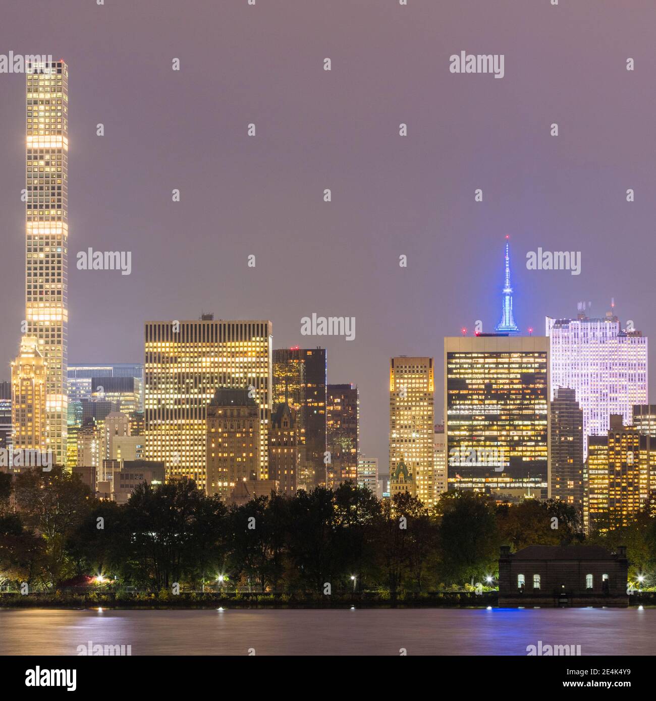 USA, New York, New York City, Midtown Manhattan illuminati di notte Foto Stock