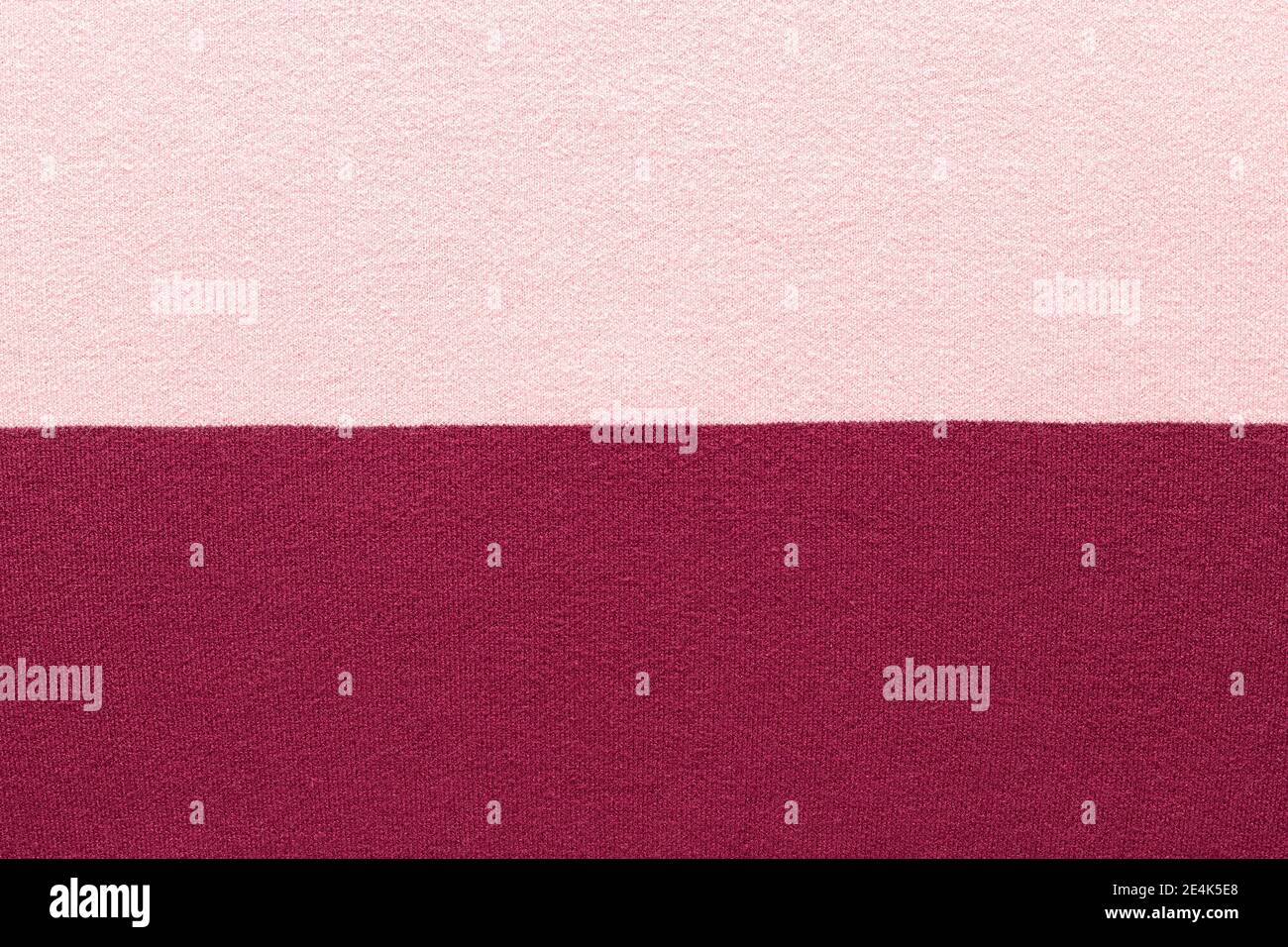 tessuto a maglia rosa e bordeaux. strisce orizzontali Foto Stock