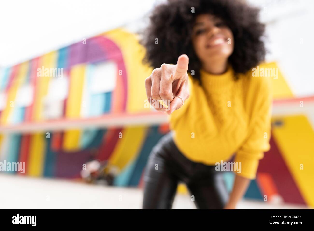Donna che punta il dito mentre si sta in piedi all'aperto Foto Stock