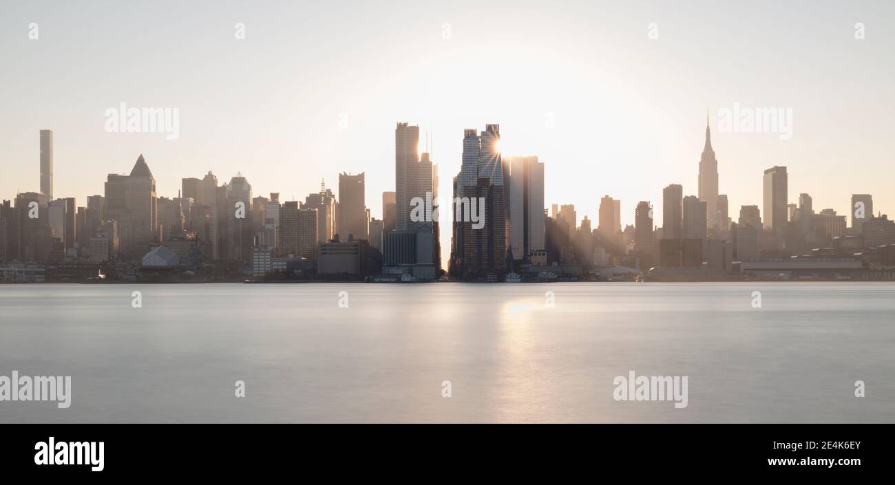 USA, New York, New York City, skyline di Midtown Manhattan all'alba Foto Stock