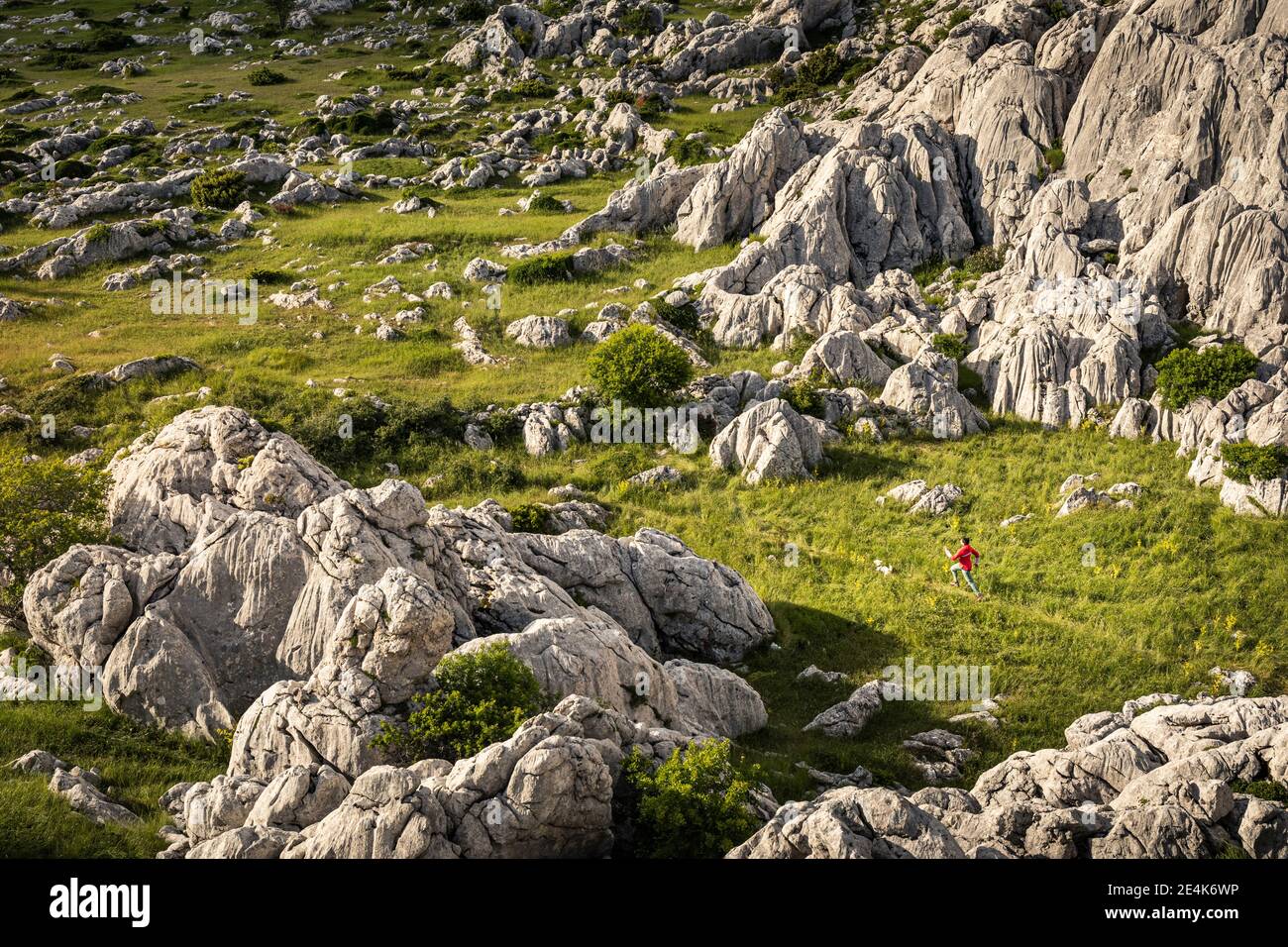 Donna escursioni nel paesaggio roccioso Foto Stock