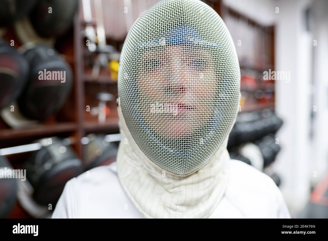 Donna in maschera scherma in palestra Foto Stock