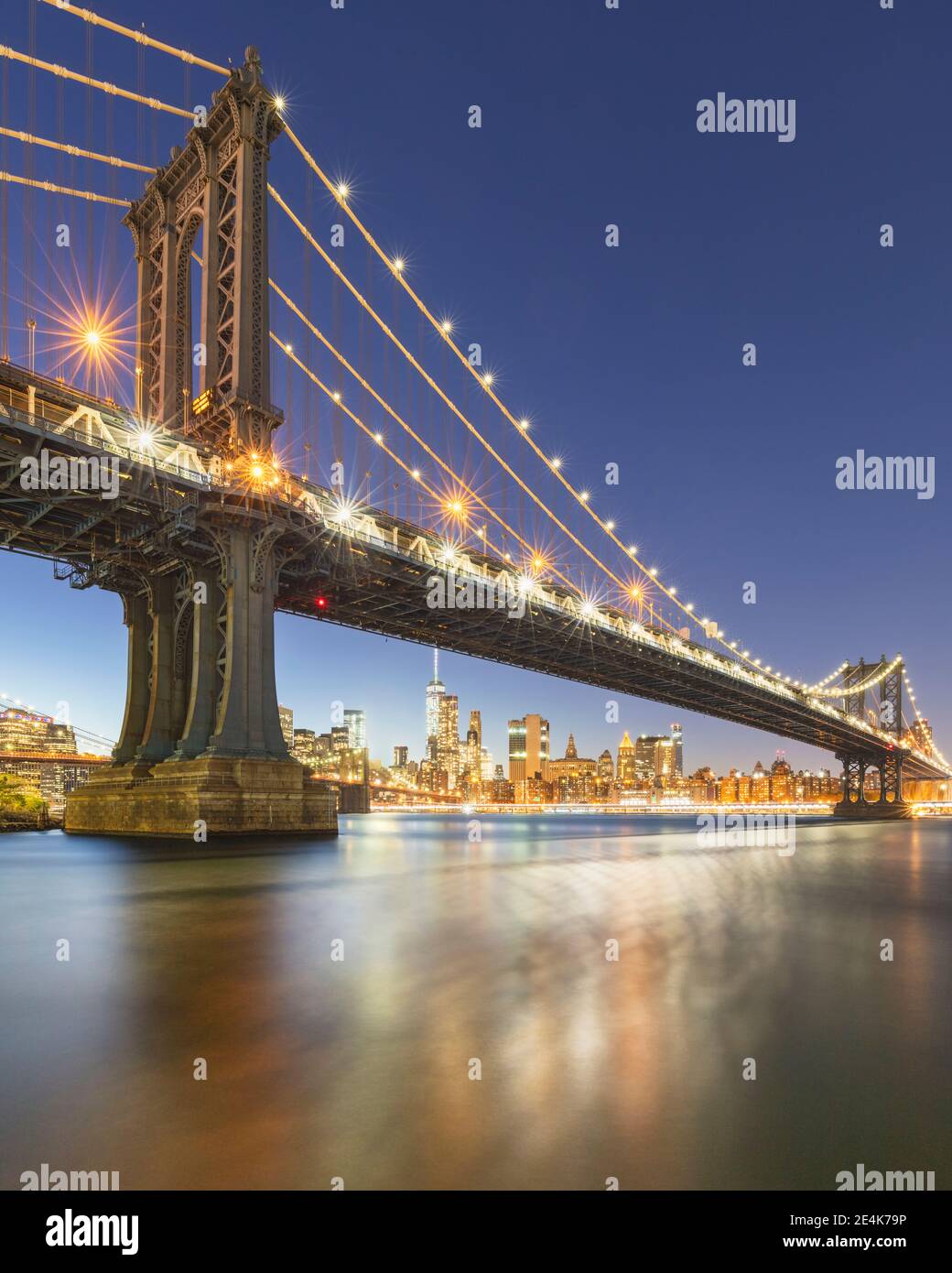USA, New York, New York City, Manhattan Bridge illuminato di notte Foto Stock