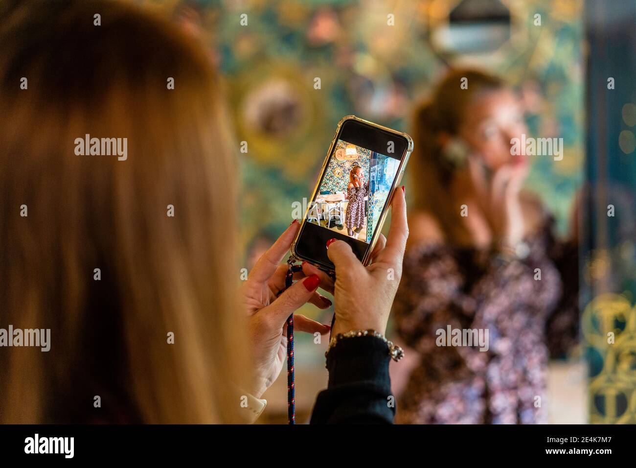 Mani di donna che scattano foto con smartphone Foto Stock