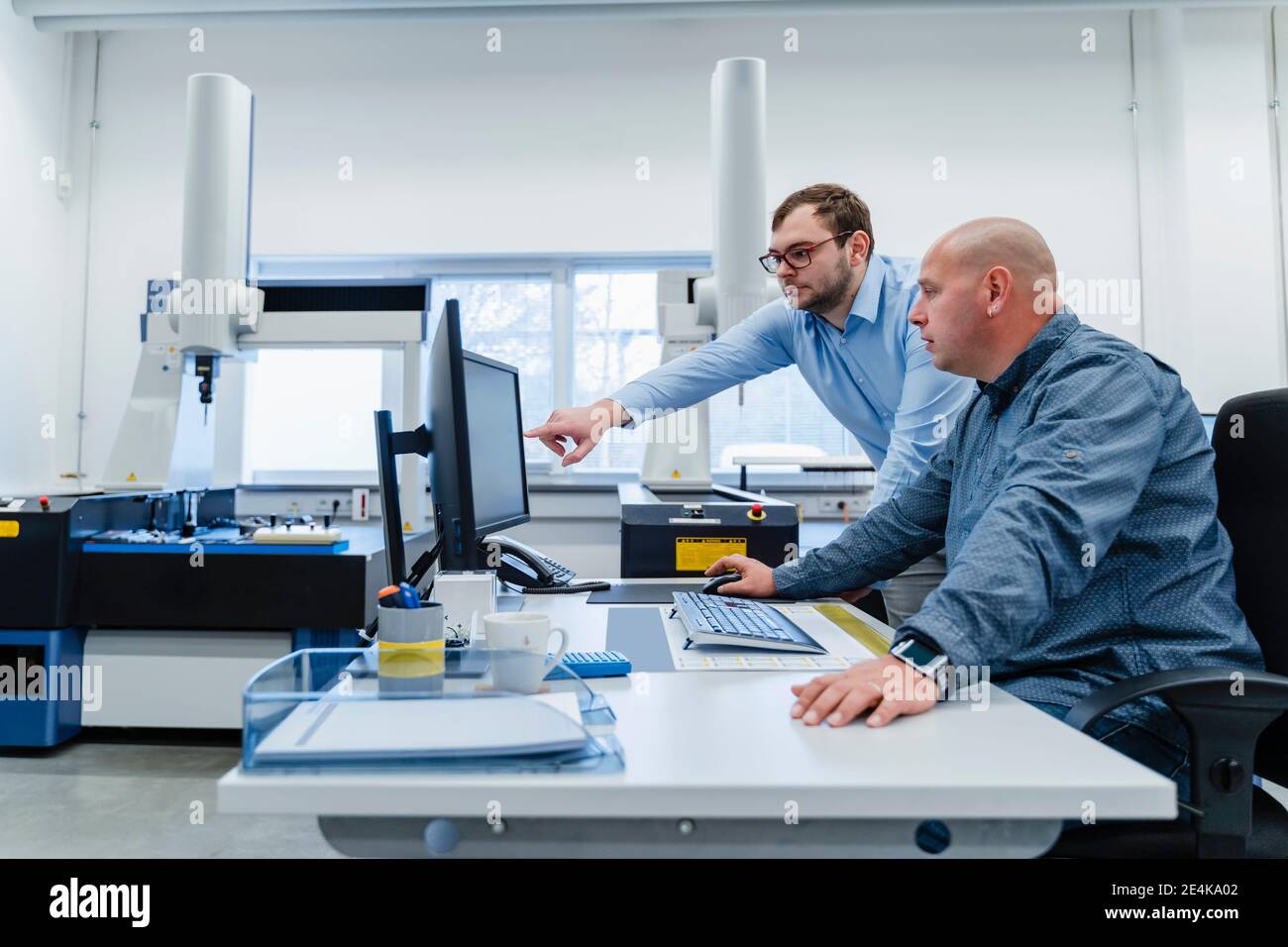 Ingegneri maschili che lavorano su computer mentre sono in ufficio Foto Stock