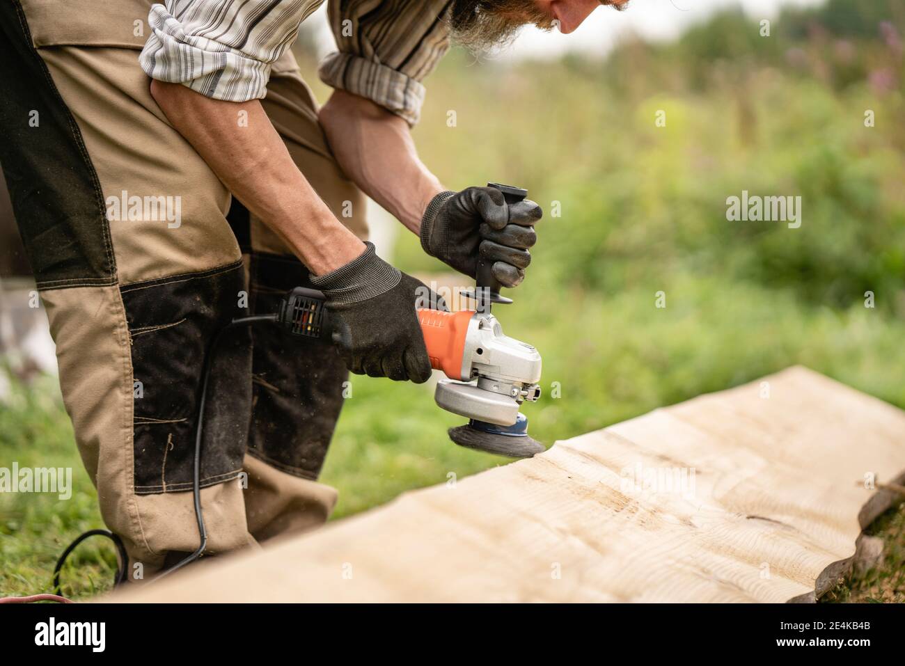 Falegname con smerigliatrice manuale Foto Stock