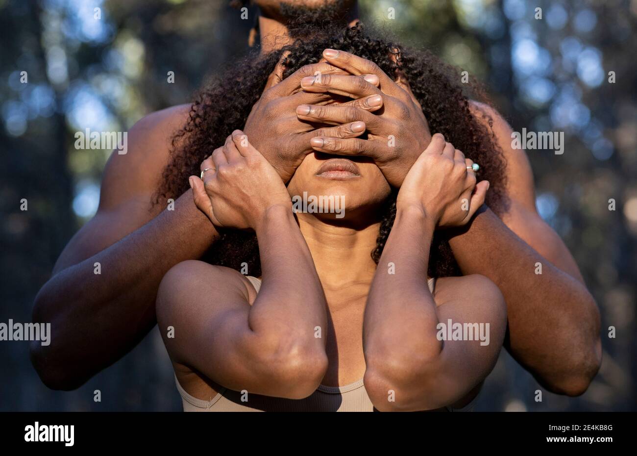 Ballerina maschile che copre gli occhi della partner femminile durante la performance Foto Stock