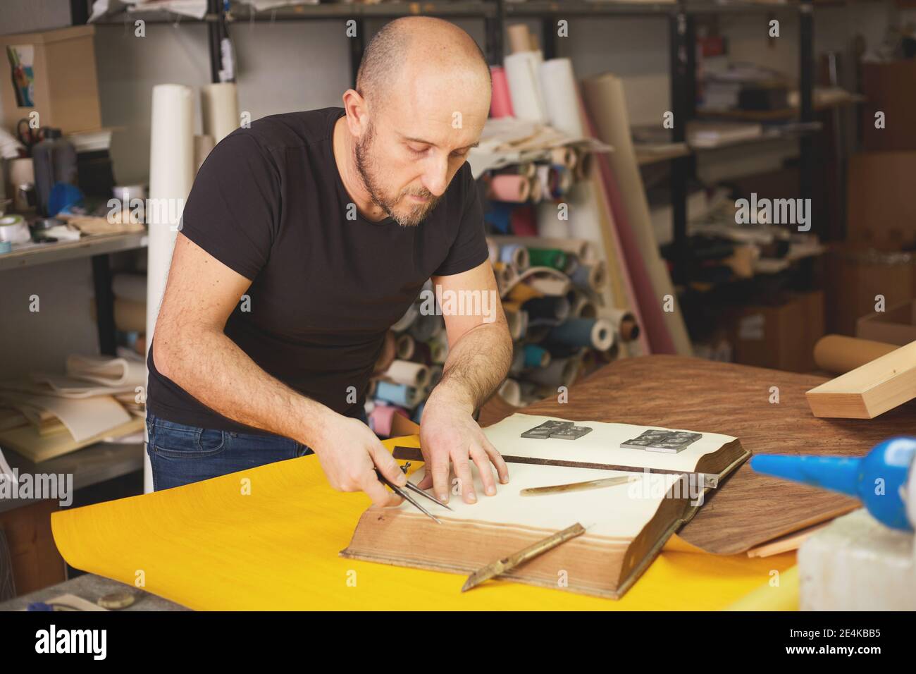 il raccoglitore del libro ripristina il vecchio libro in officina di mestiere Foto Stock