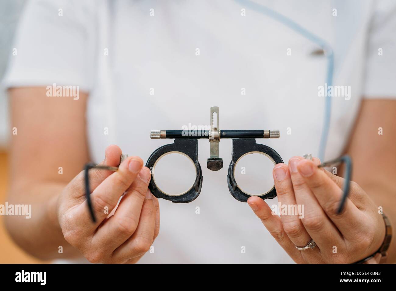 Occhiali per il controllo degli occhi da donna optometricia in ospedale Foto Stock