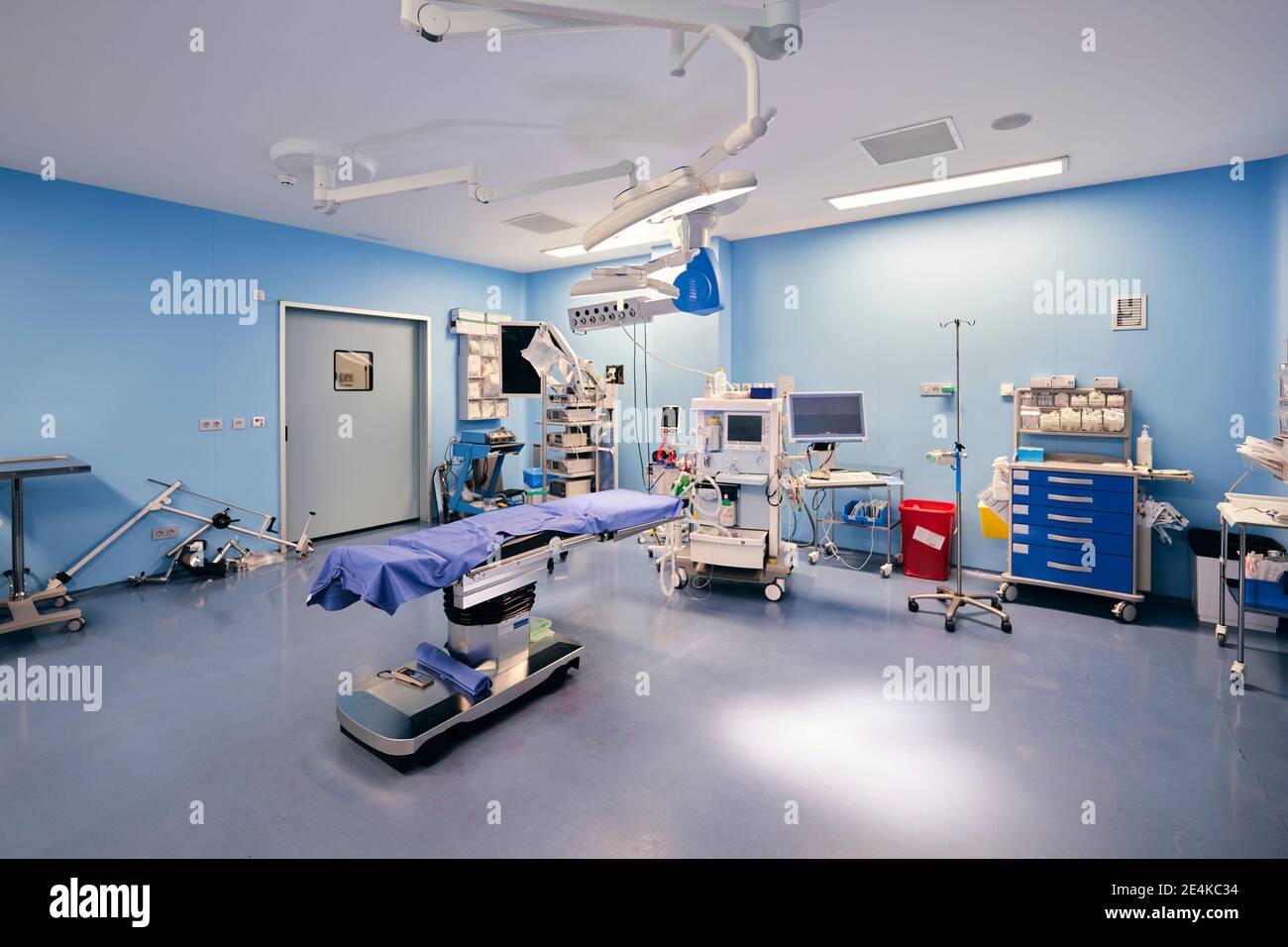 Apparecchiature mediche nella sala operatoria dell'ospedale Foto Stock