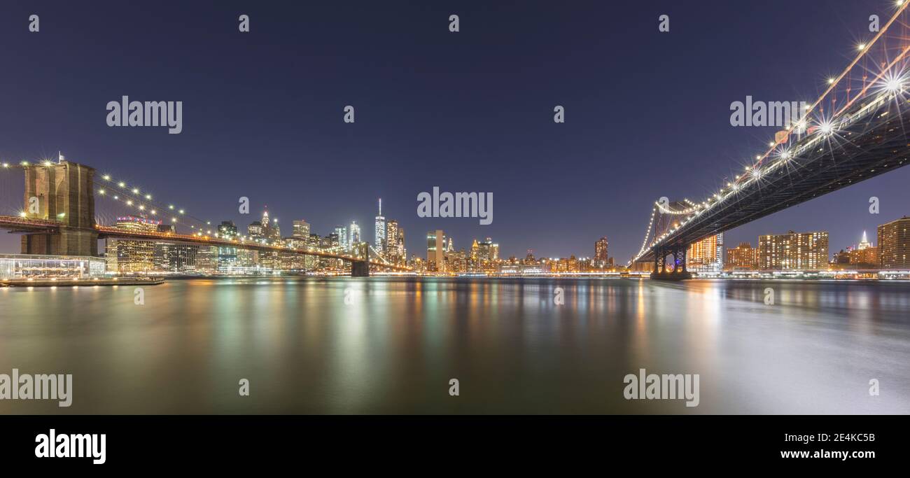 USA, New York, New York City, Brooklyn Bridge e Manhattan Bridge illuminati di notte Foto Stock