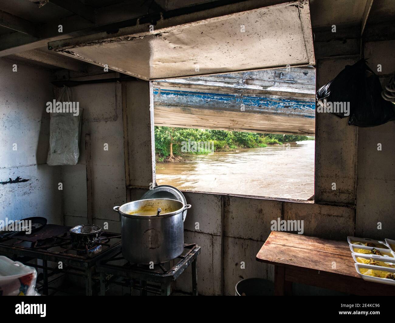 Rio delle Amazzoni, Perù - 2016 maggio: Cucina su una nave da carico che naviga da Santa Rosa a Iquitos, vista per il fiume Amazon attraverso la finestra, Perù. Amazzonia, L. Foto Stock