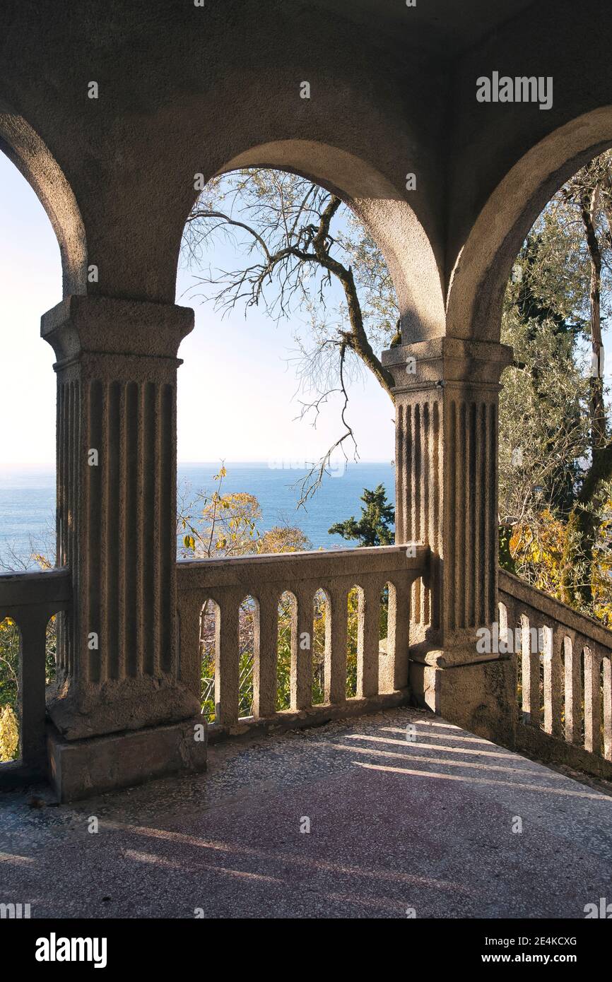 Balaustra in pietra e colonne Foto Stock