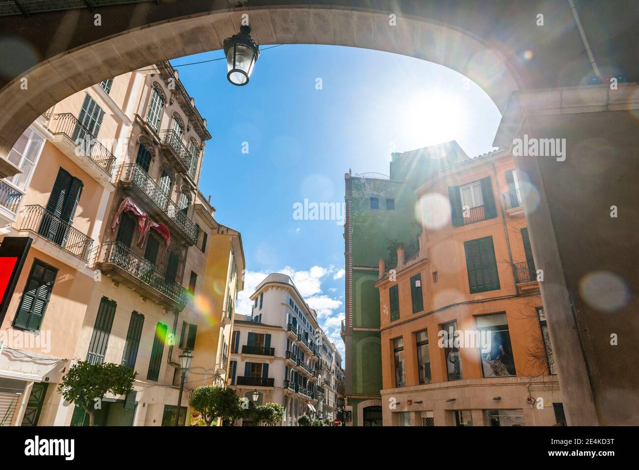 Spagna, Maiorca, Palma di Maiorca, via della città illuminata dalla luce del sole Foto Stock