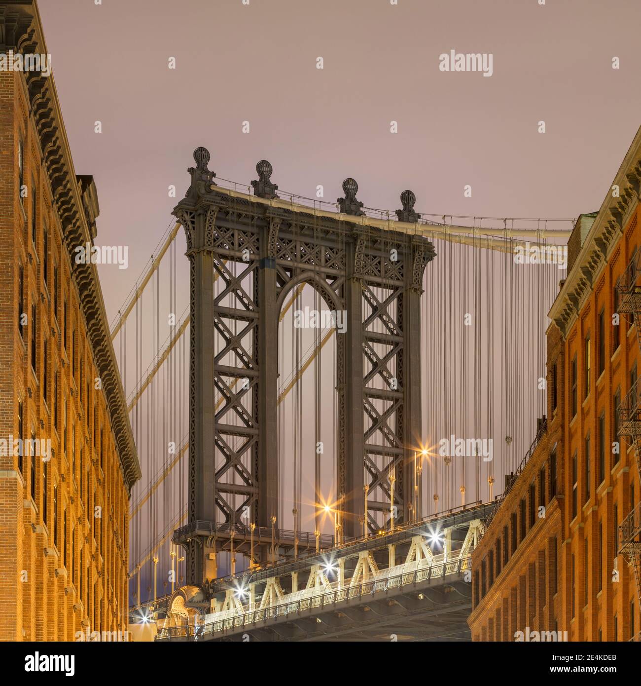 Stati Uniti d'America, New York New York City Manhattan Bridge illuminato al crepuscolo Foto Stock