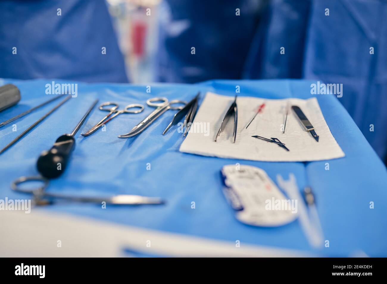 Primo piano delle apparecchiature mediche sul tavolo nella sala operatoria Foto Stock
