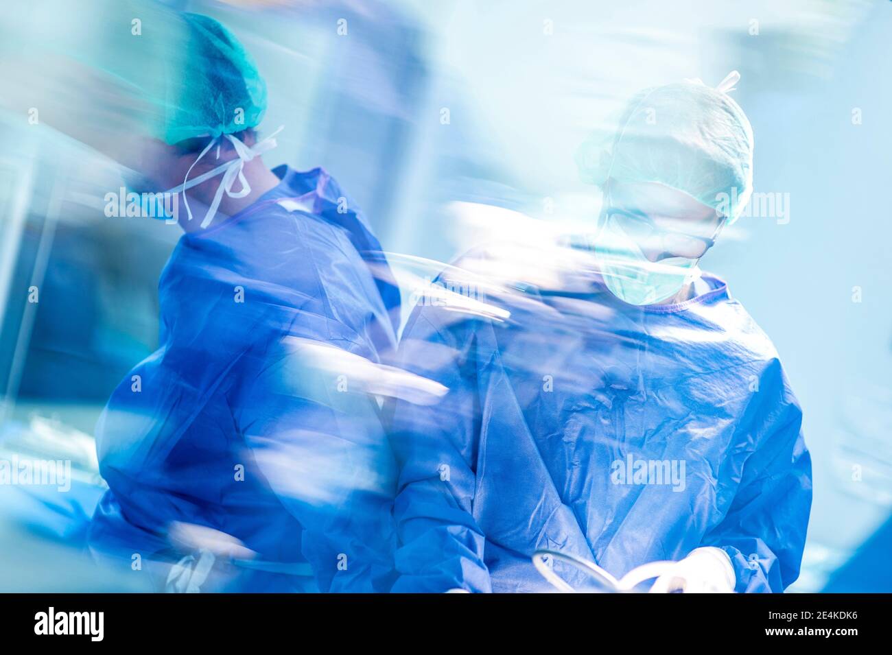 Chirurghi ortopedici maschi che eseguono interventi in terapia intensiva in ospedale Foto Stock