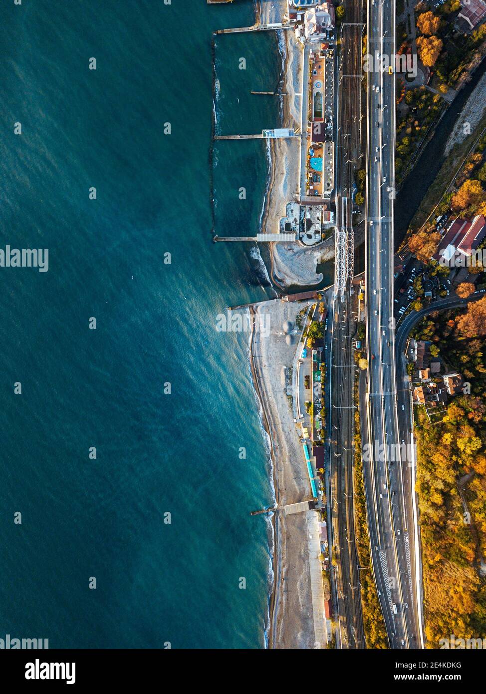 Russia, Krasnodar Krai, Sochi, Vista aerea del traffico su autostrada costiera Foto Stock