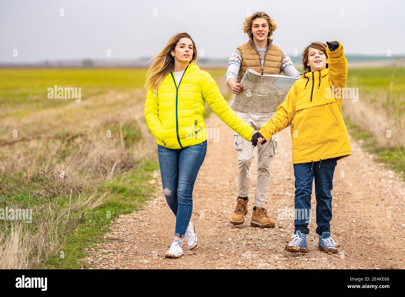 Tre fratelli escursioni con mappa lungo la strada sterrata Foto Stock