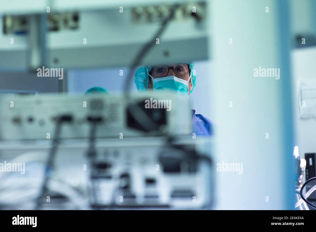 Chirurgo ortopedico che opera con apparecchiature mediche in terapia intensiva Foto Stock