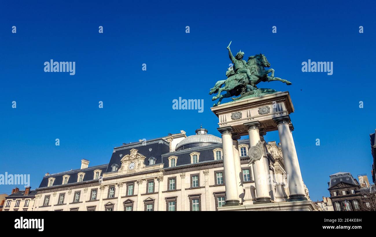 Statua di Vercingetorige dallo scultore Bartholdi a Place de Jaude, Clermont-Ferrand, Puy-de-Dome, Auvergne, Francia. Foto Stock
