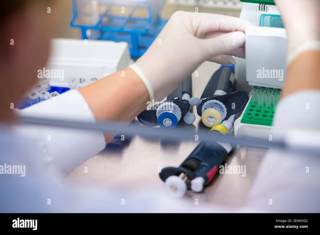 Scienziato maschile che conduce ricerche sulla vaccinazione COVID-19 in laboratorio Foto Stock
