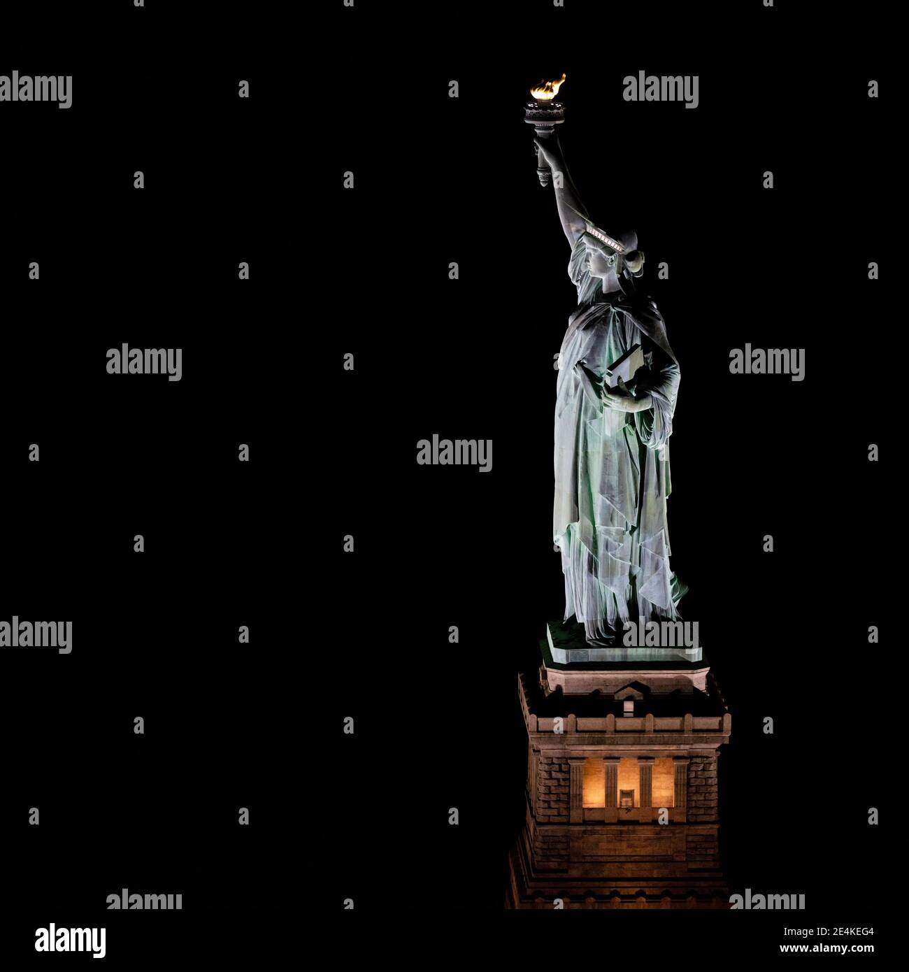 USA, New York, New York City, Statua della libertà illuminata di notte Foto Stock