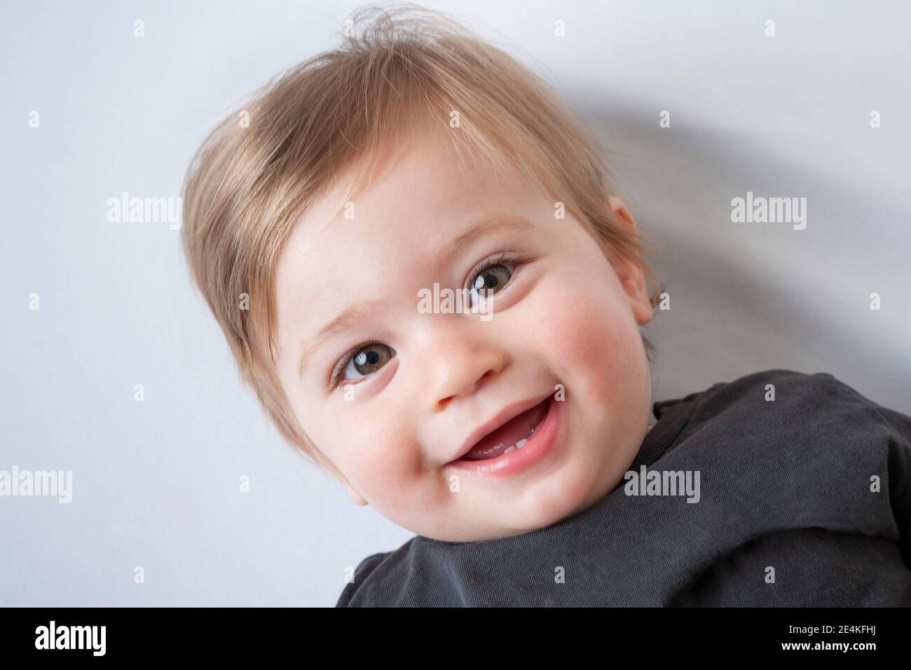 Ritratto di bambino sorridente con giocattolo Foto Stock