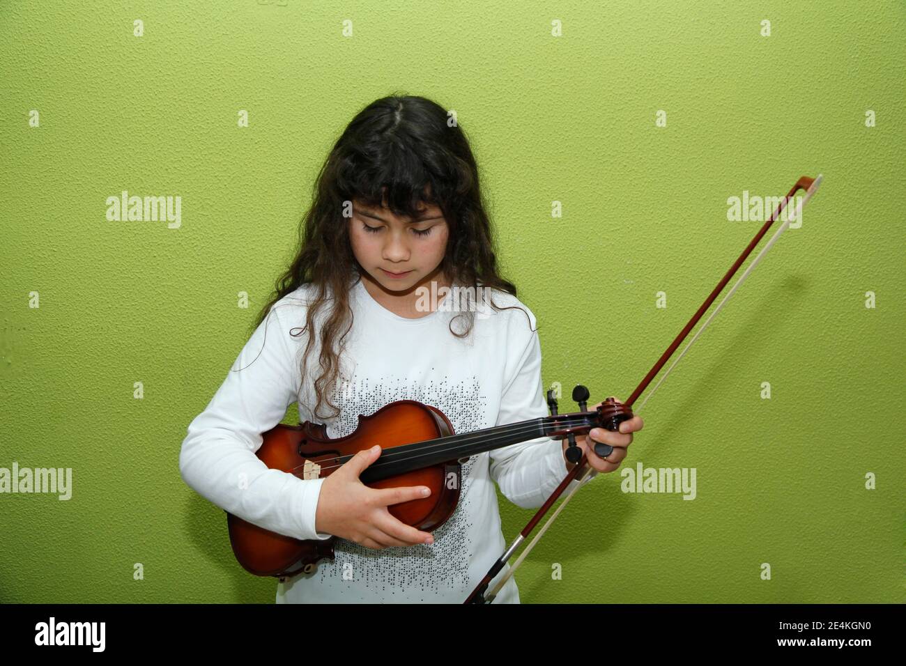 Bambina con violino. Foto Stock