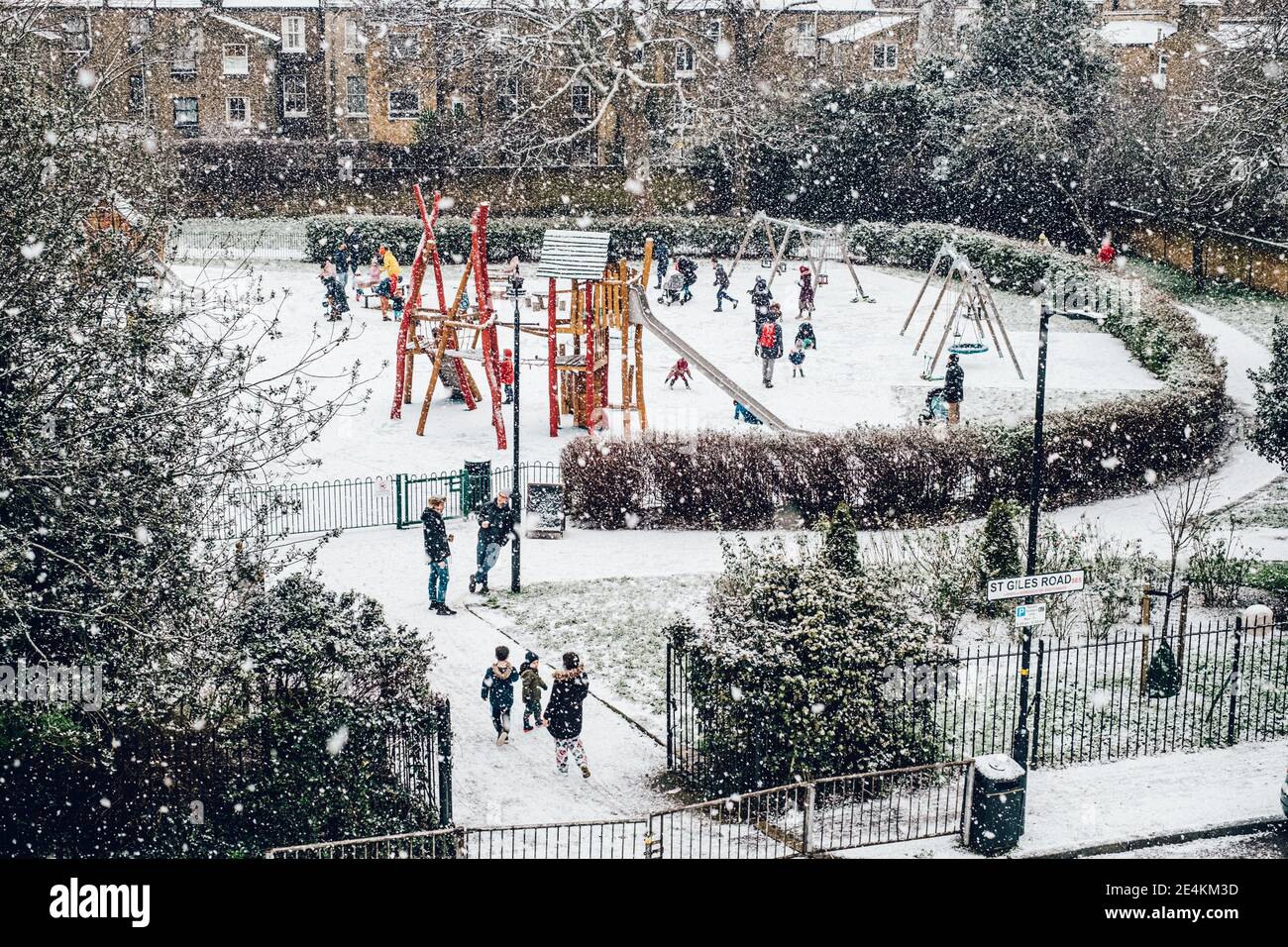 Camberwell, Londra, Regno Unito. 24 gennaio 2021. I bambini che si godono la neve nel parco giochi di Brunswick Park, Camberwell. La prima neve di Londra negli anni porta bambini e adulti fuori per godere di una tregua dal Regno Unito Lockdown. Credit: Tom Leighton/Alamy Live News Foto Stock