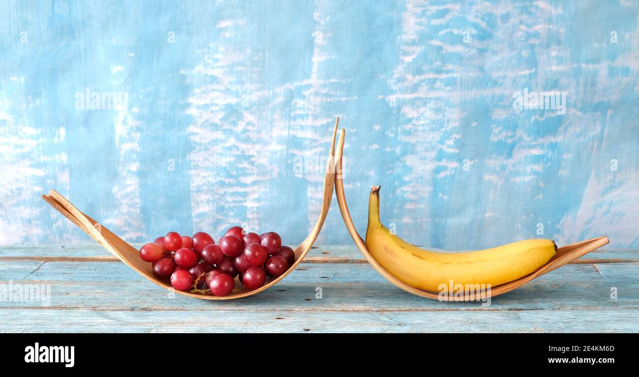 cibo sano, uva e banana, frutta, sano concetto di nutrizione, buona copia spazio Foto Stock