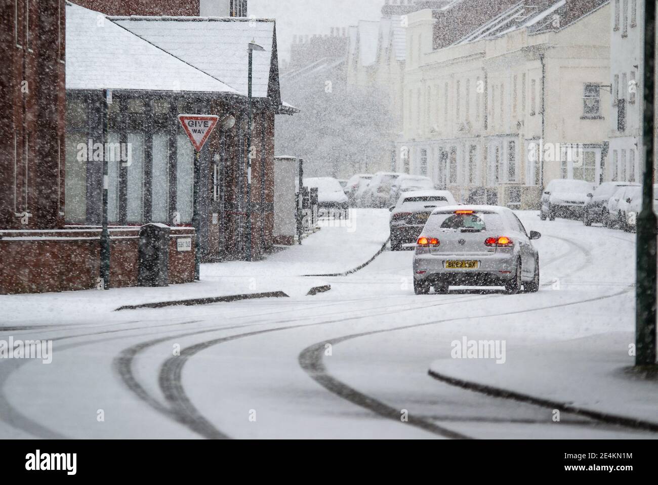 Leamington Spa, Warwickshire, Regno Unito: 24 gennaio 2021: I piloti si scontrano con le difficili condizioni stradali, mentre una grande banda di condizioni atmosferiche si fa balzare in tutto il Regno Unito la domenica mattina. Credit: Ryan Underwood / Alamy Live News Foto Stock