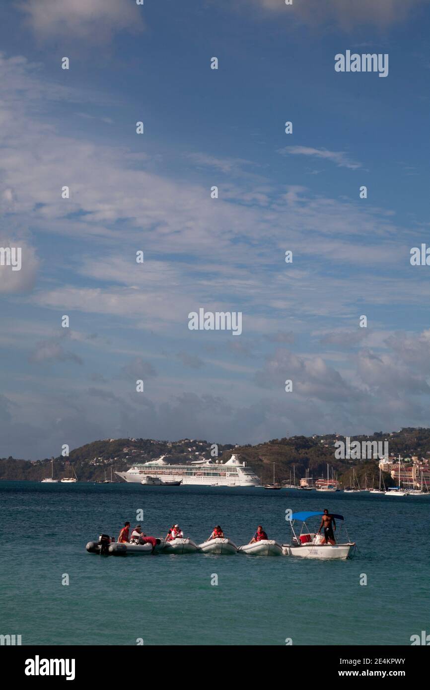 i turisti che ricevono le istruzioni in auto dingey tours grand anse baia grenada ventoso isole indie occidentali Foto Stock