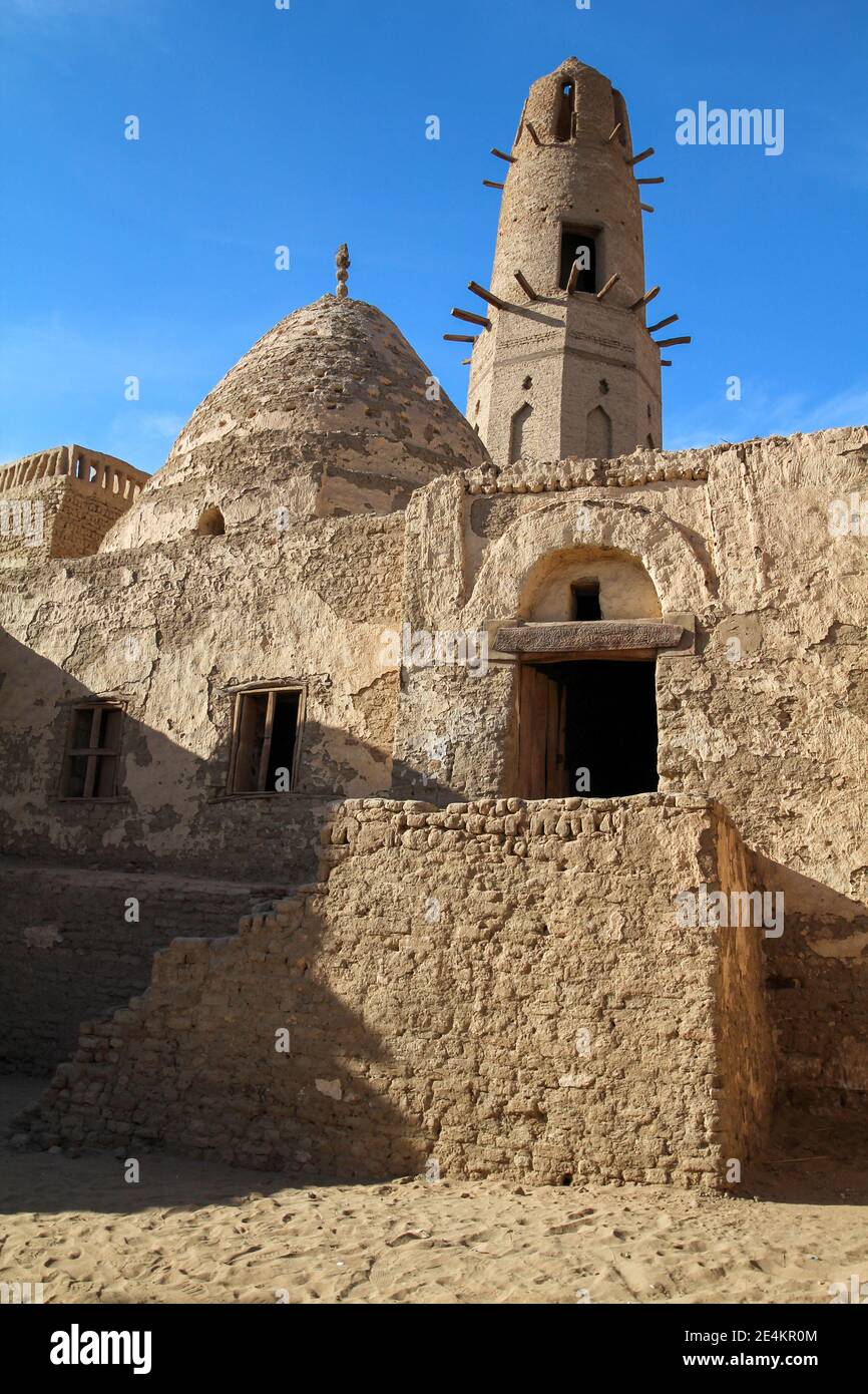 Abbandonato vecchio villaggio el-Qasr nell'oasi di Dakhla, Egitto Foto Stock